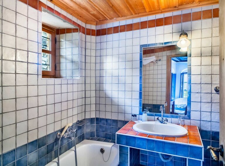 Family Room With Mountain View 2 768x567