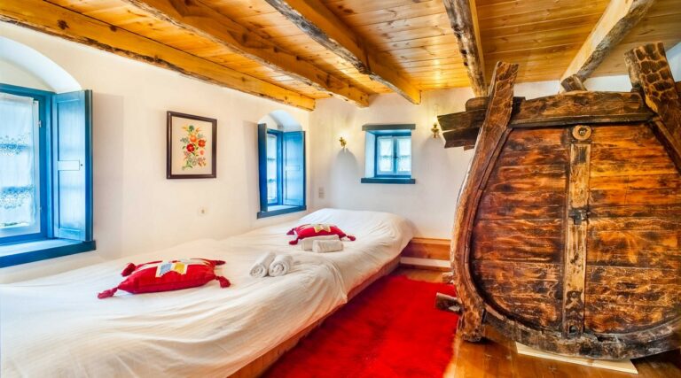 Family Room with Garden View 2 768x427