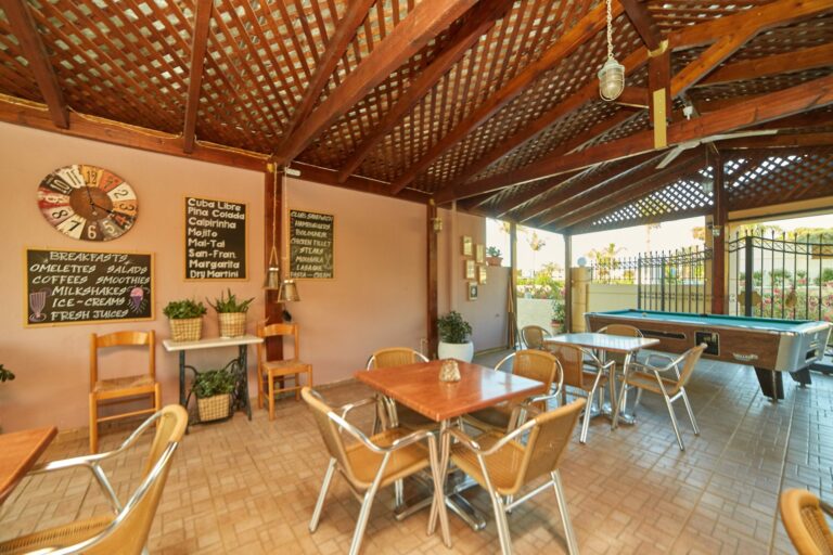 Pool Snack Bar3 scaled 1 768x512