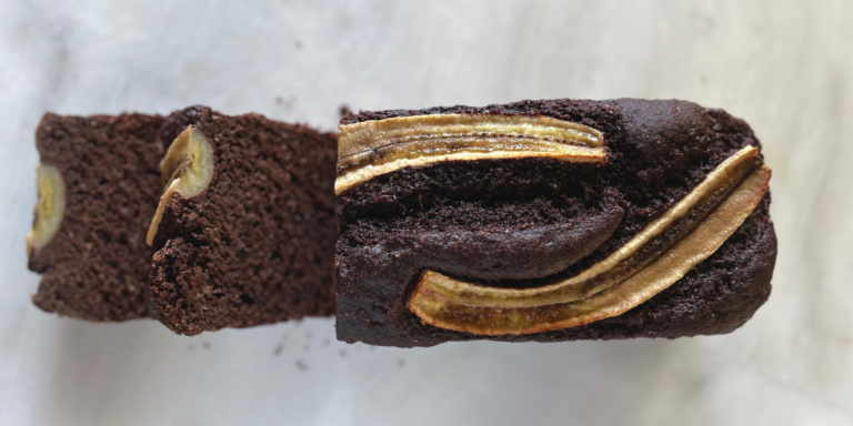 Banana bread με βρώμη κακάο και πετιμέζι 768x384