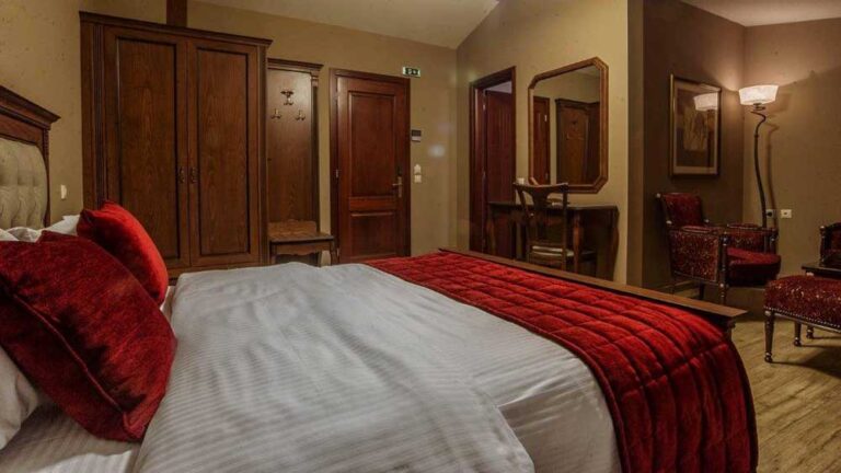 luxury double hotel room 768x432
