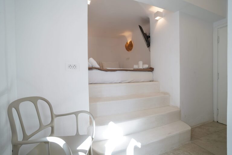 23Hotel Room Economy 02 scaled 1 768x512