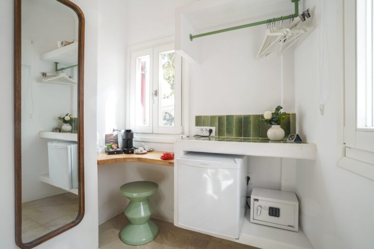 23Hotel Room Economy 05 scaled 1 768x512